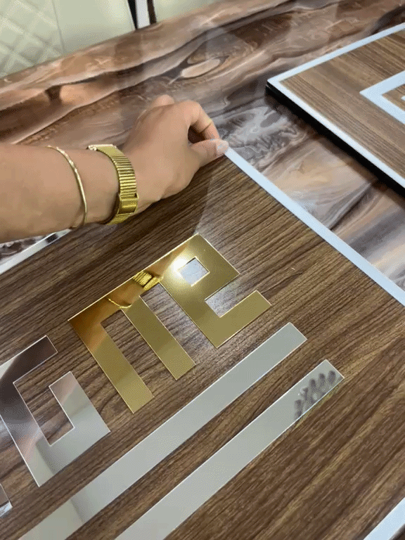 🛡️ Protection anti-rayuresChaque tableau est livré avec un film plastique de protection pour préserver sa surface des rayures et garantir une finition impeccable.